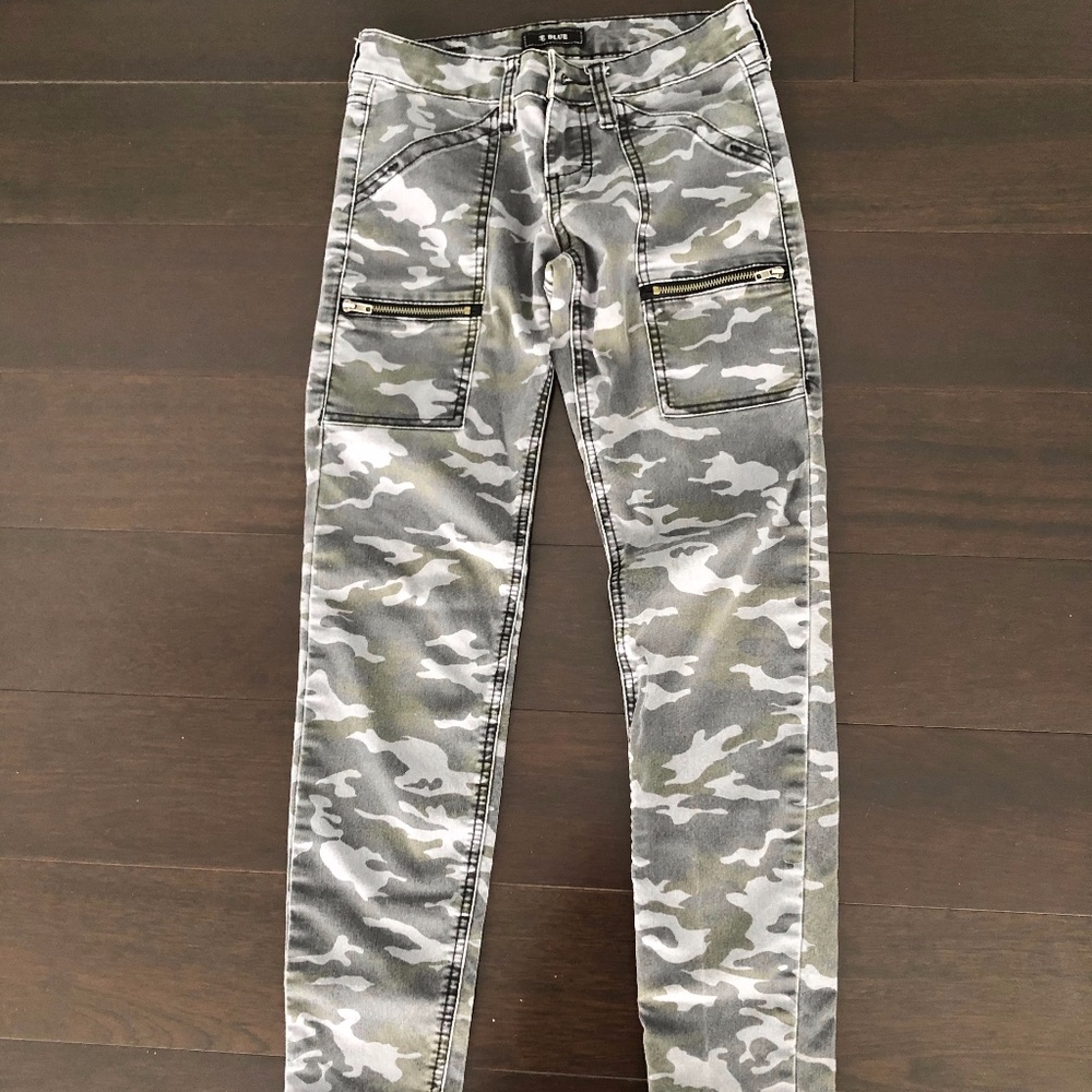 STS Blue skinny stretch cargo jeans in faded gray camo. Size 0